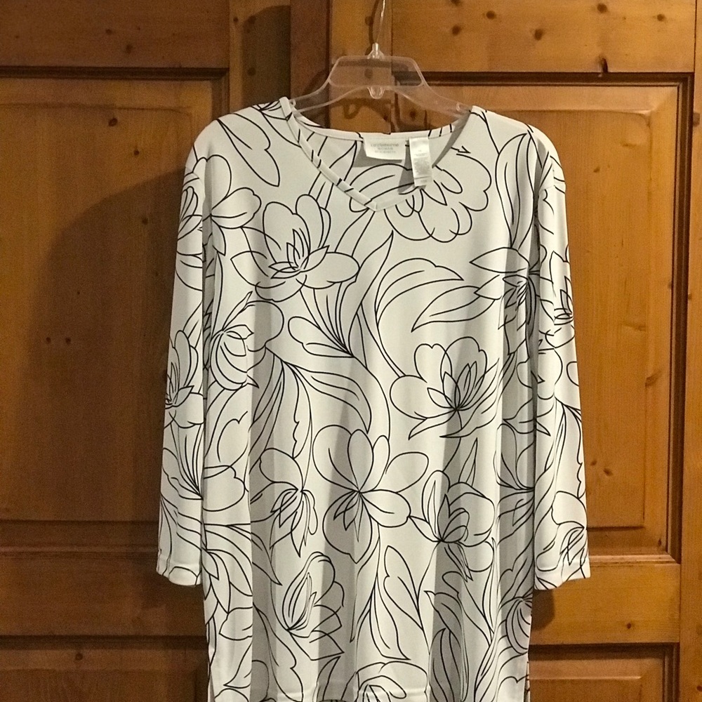 White and black v neck 3/4 sleeves top 1X